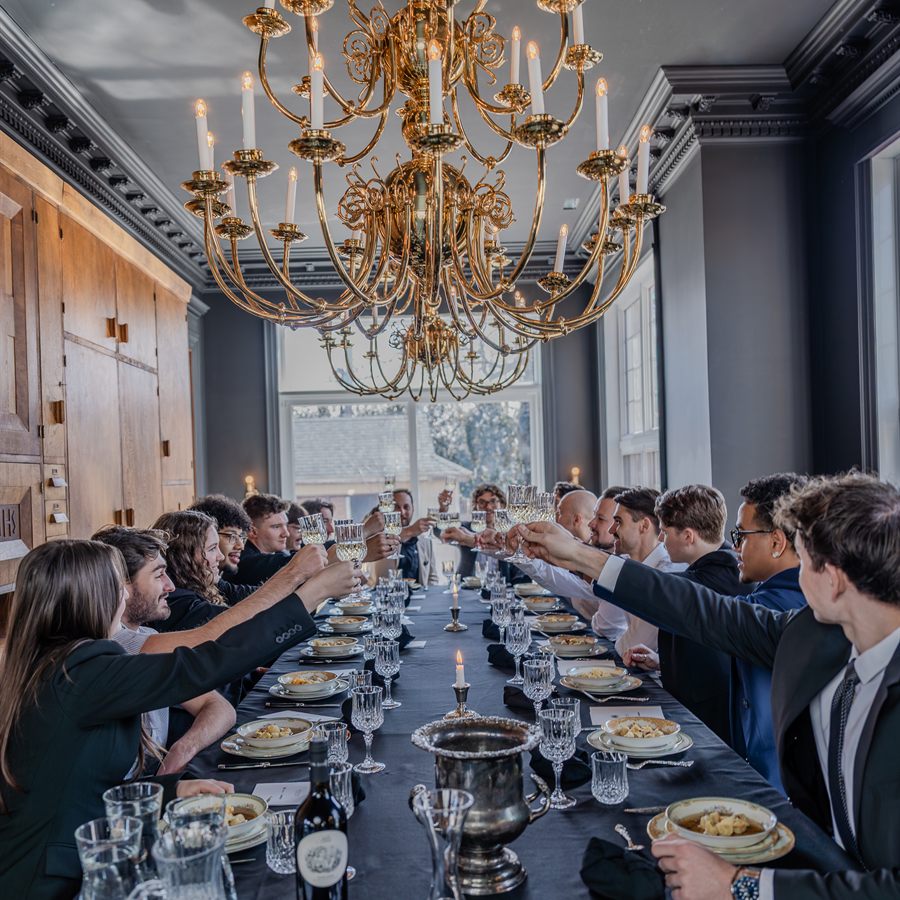 La longue table du Manoir Blackswan sous le lustre, un soir de rassemblement