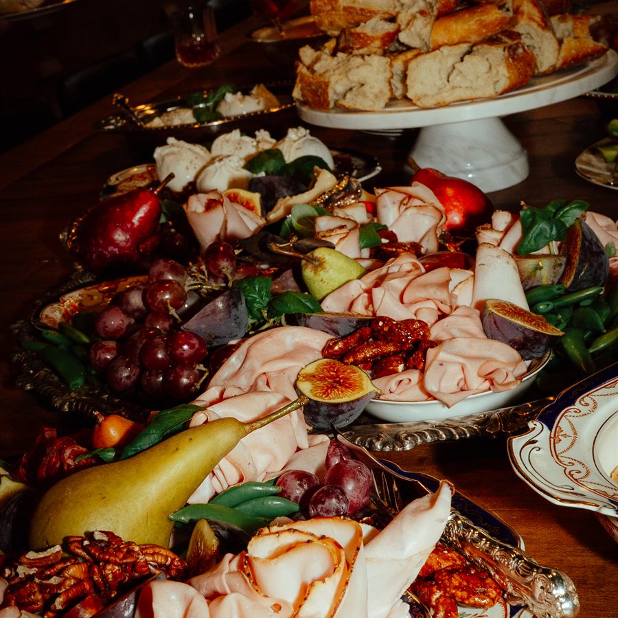 Grand plateau de charcuteries, fruits et fromages dressé sur la table du manoir