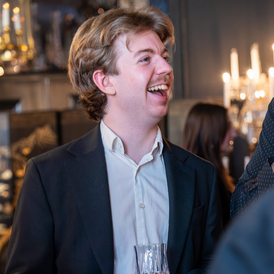 Une conversation un verre à la main, un soir au domaine