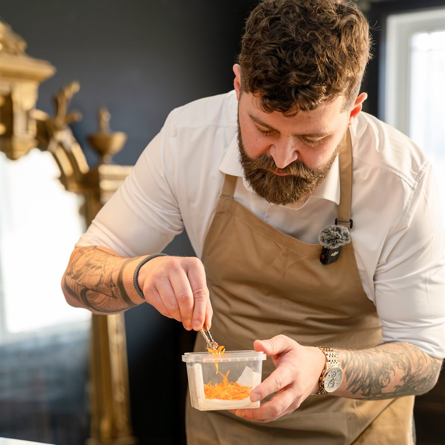 Le chef au dressage, dans la cuisine du manoir