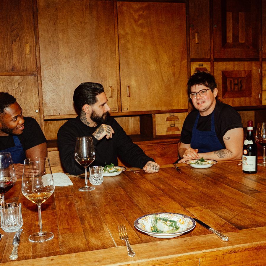 Convives attablés autour de la grande table de bois du manoir