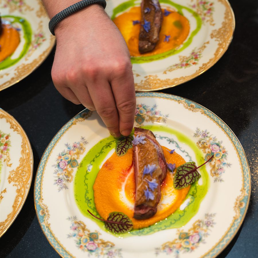 Dressage à la fleur sur une assiette ancienne du domaine