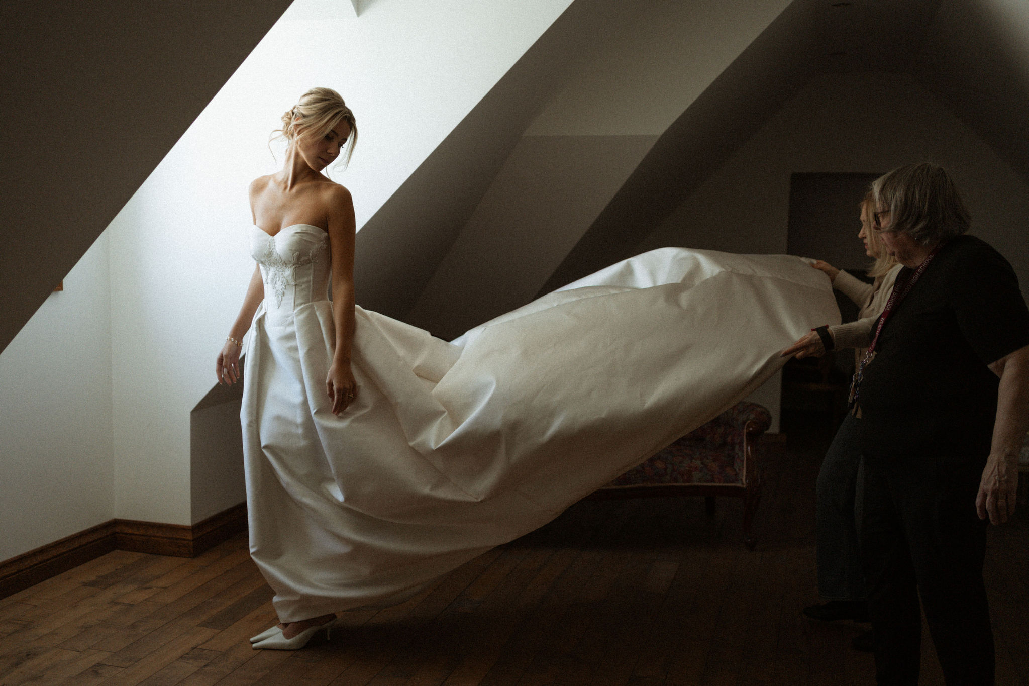 Mariée et sa suite dans une chambre du Manoir Blackswan
