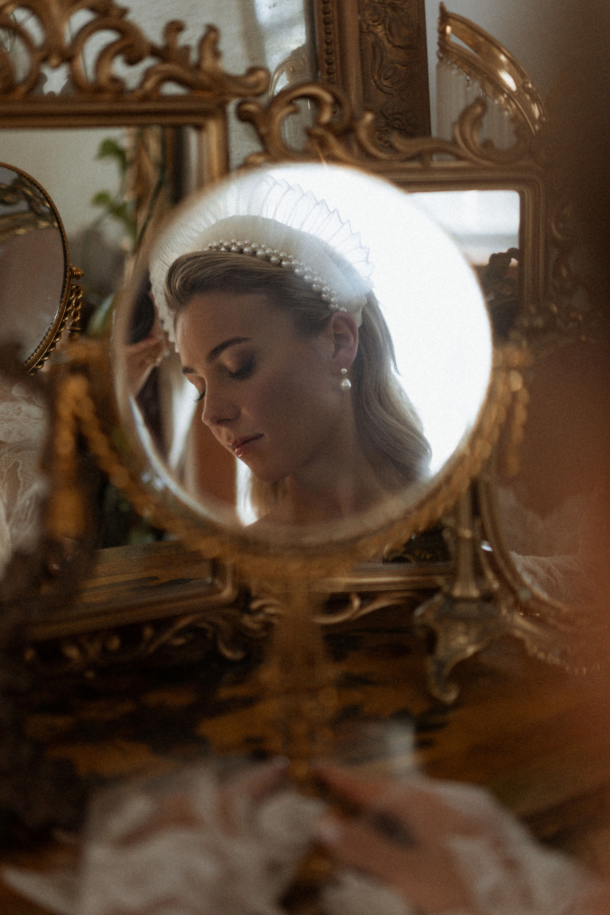Reflet de la mariée dans un miroir doré au Manoir Blackswan