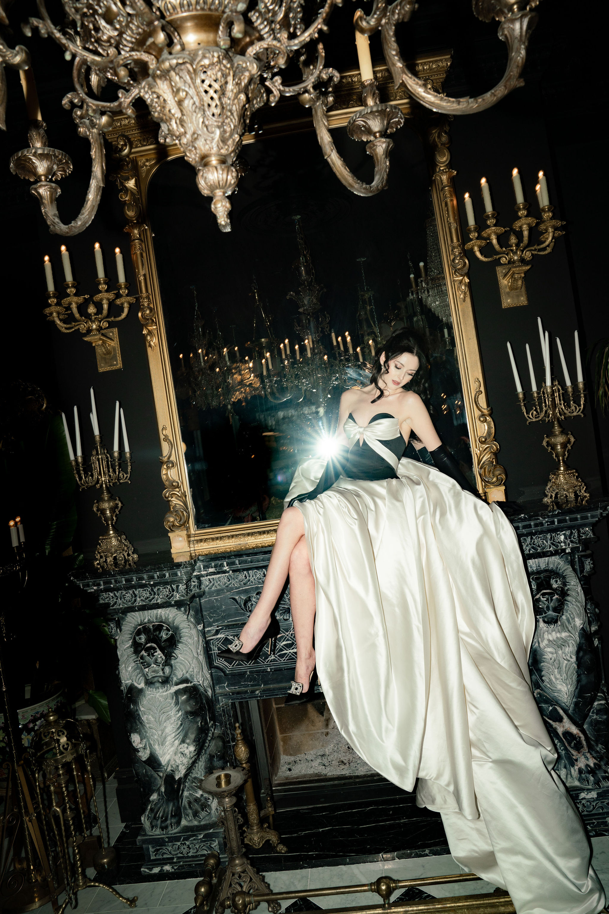 Mariée en robe de soirée devant le grand miroir doré du Manoir Blackswan