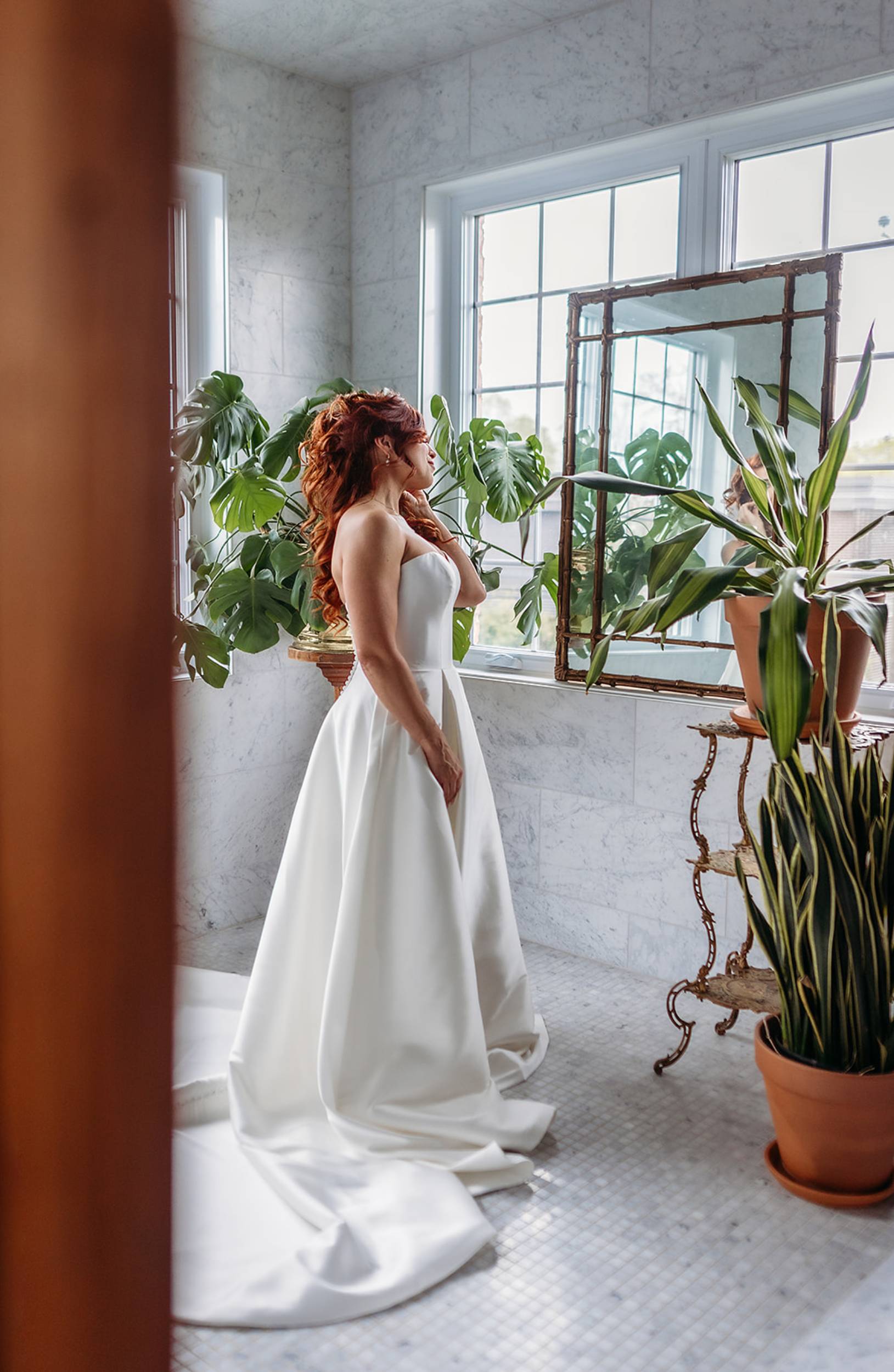 Mariée à la fenêtre d'une suite du Manoir Blackswan