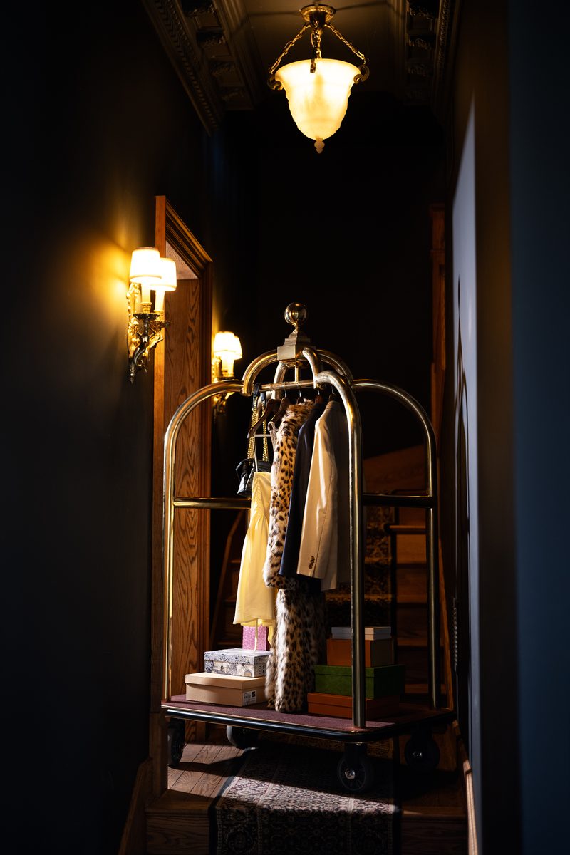Le chariot à bagages doré sous les appliques du vestibule du Manoir Blackswan