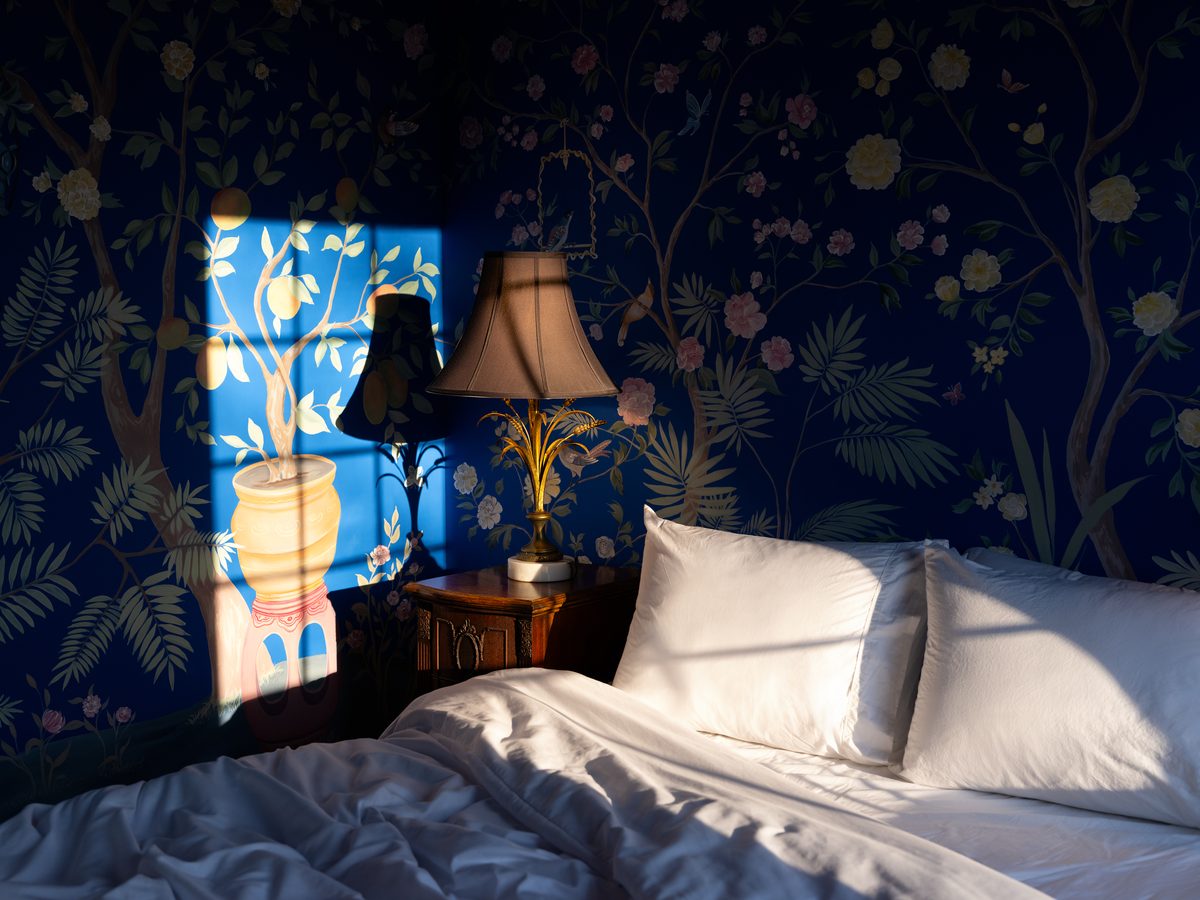 La chambre Lán, sa chinoiserie bleue peinte à la main et son lit blanc
