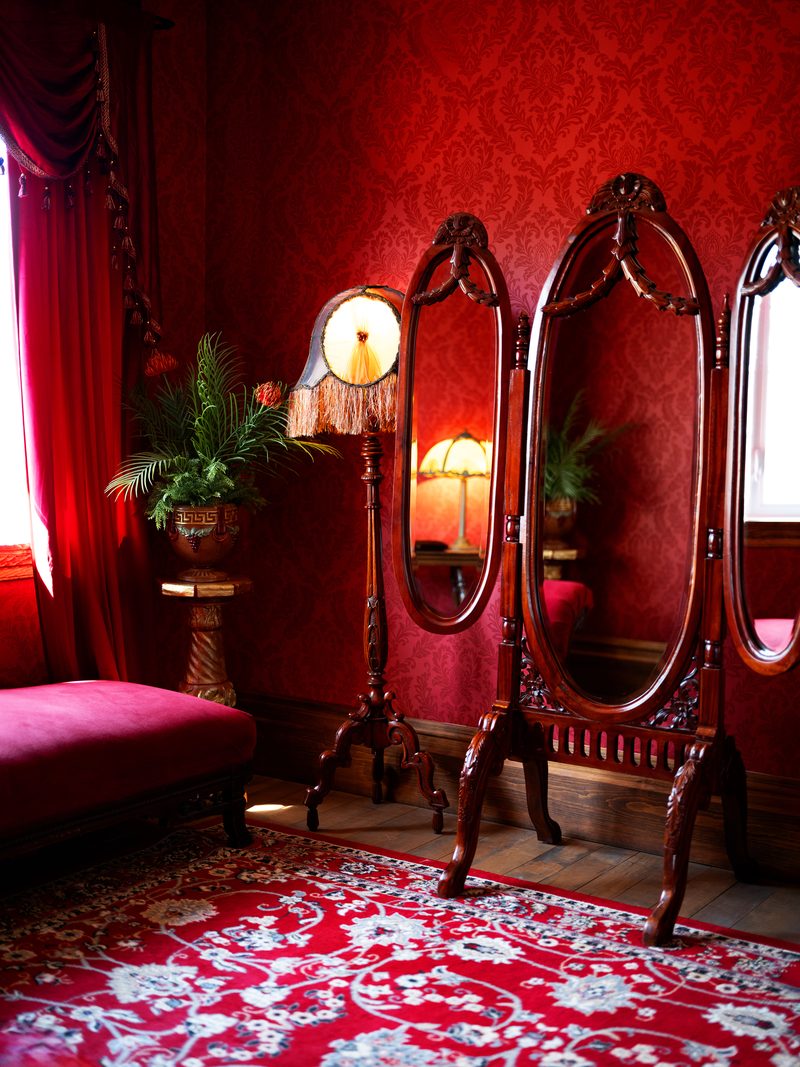 La chambre Damask, son damas rouge, sa psyché d'acajou et sa méridienne de velours