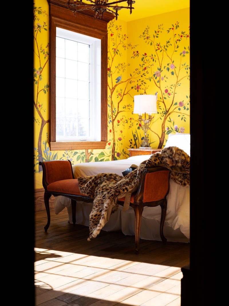 La chambre Huáng, sa chinoiserie fleurie et sa banquette au pied du lit