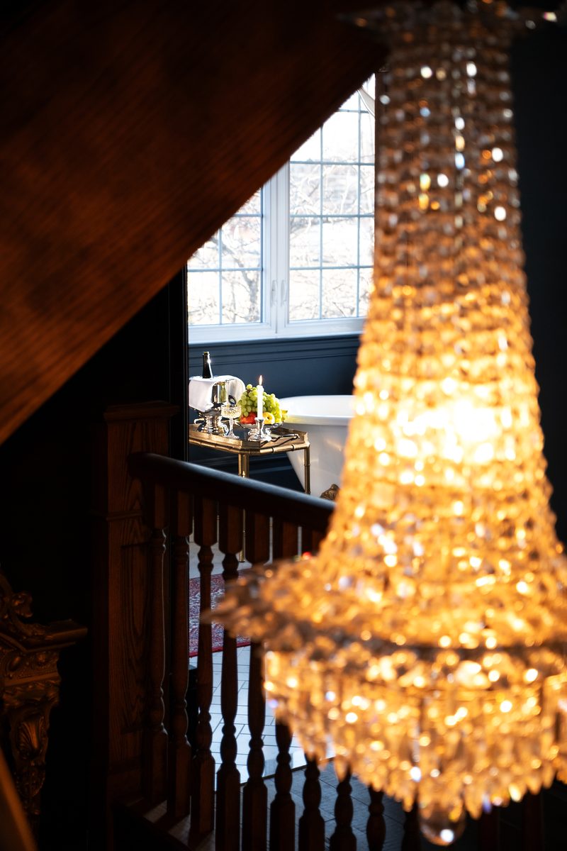 Le lustre de cristal au-dessus de la rampe d'escalier du manoir