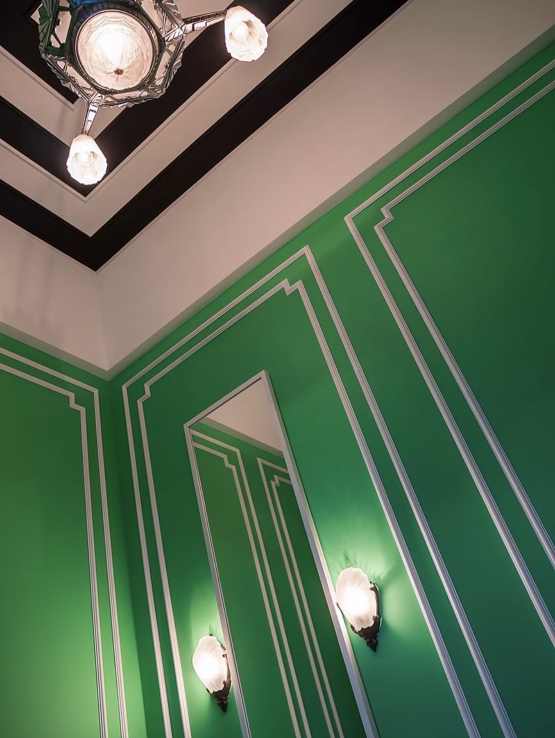 La salle de bain Art Déco du Manoir Blackswan, murs verts à filets blancs et plafond rayé