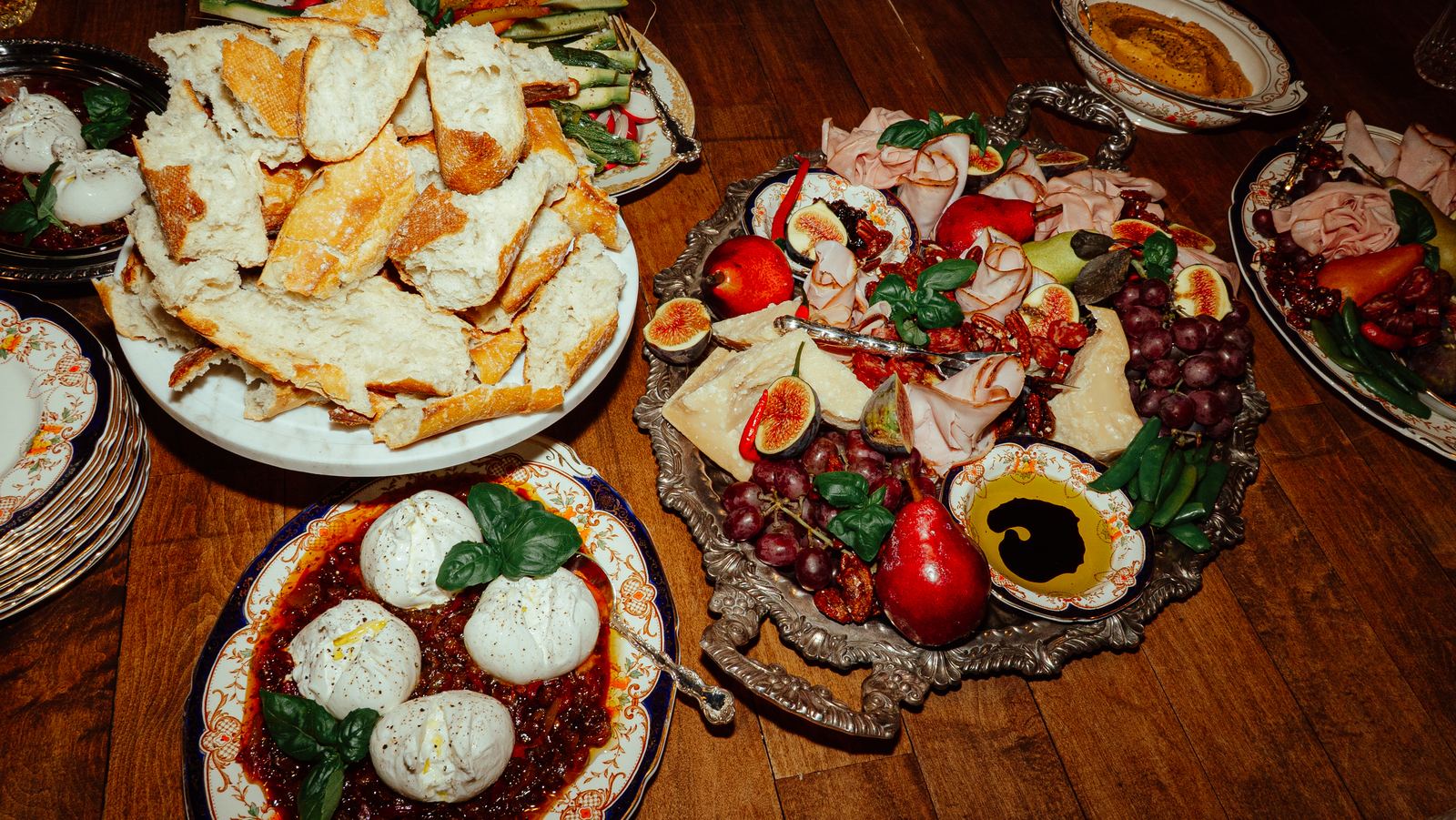 Une table dressée au Manoir Blackswan : charcuterie, burrata, figues et raisins sur un plateau d'argent