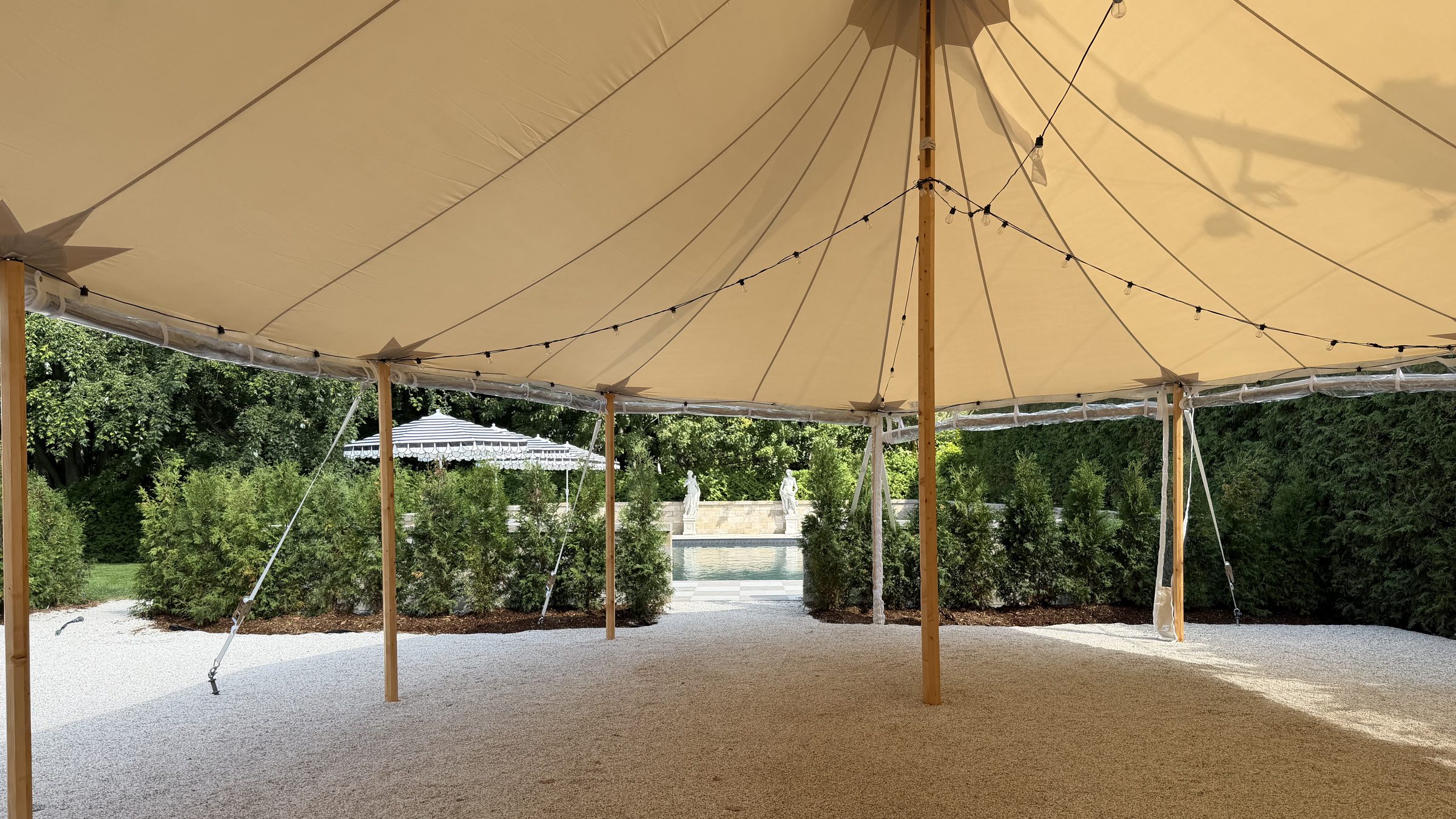 La tente Sperry du Manoir Blackswan, ouverte sur la piscine et les jardins