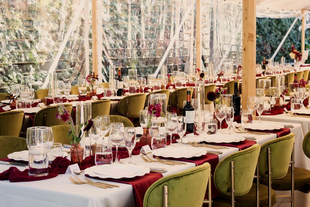 Banquet de mariage dressé sous la tente Sperry, longues tables et chaises de velours
