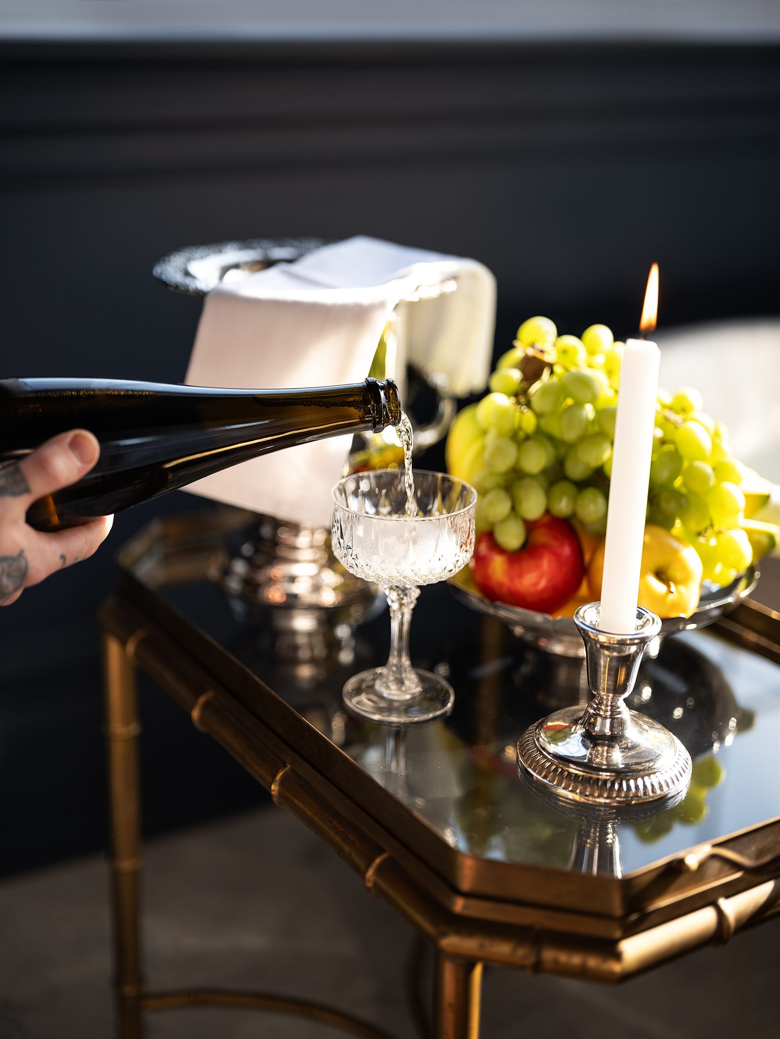 Champagne versé dans une coupe, service de mariage au Manoir Blackswan