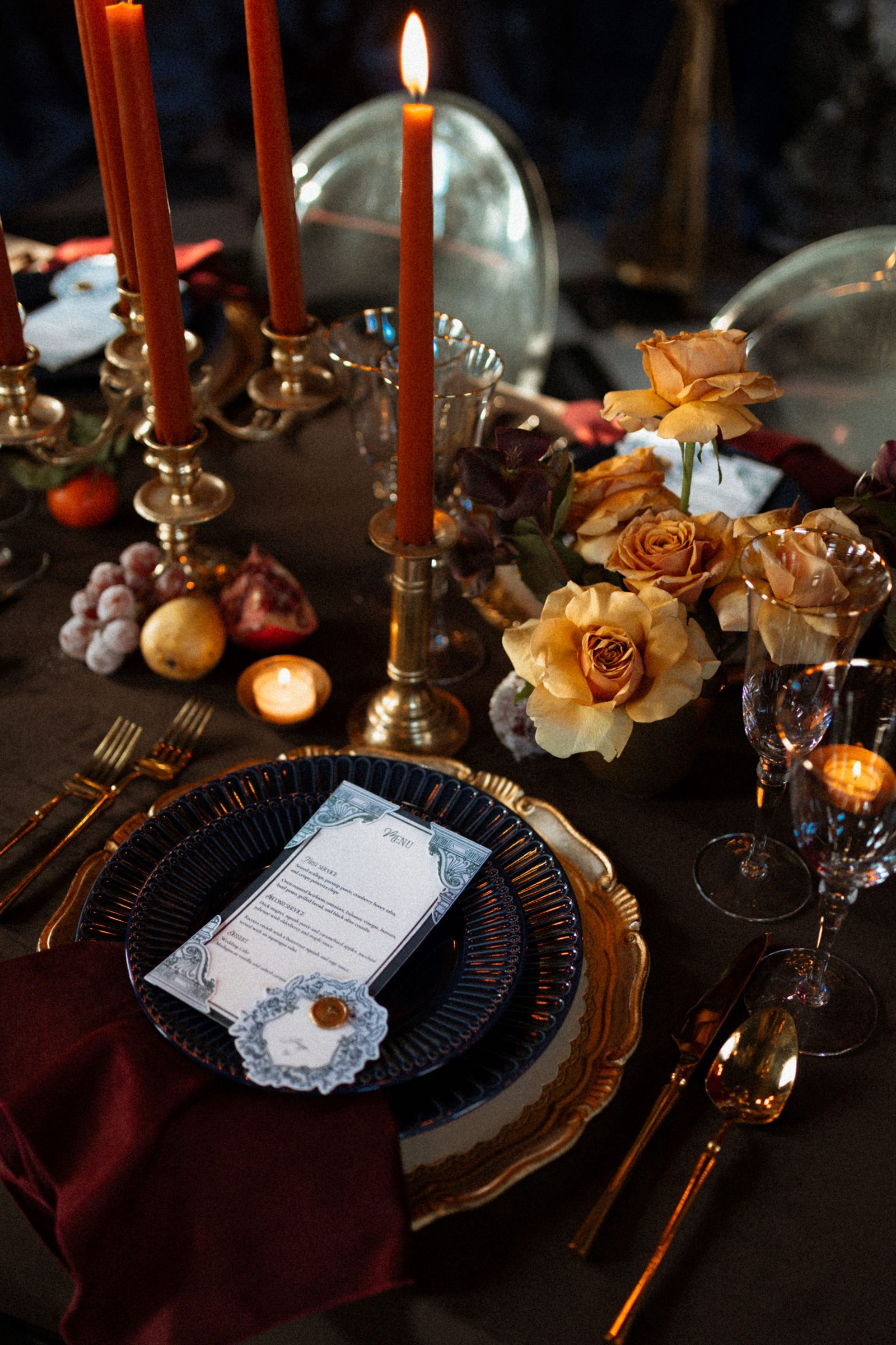Couvert de mariage dressé, menu et fleurs, au Manoir Blackswan