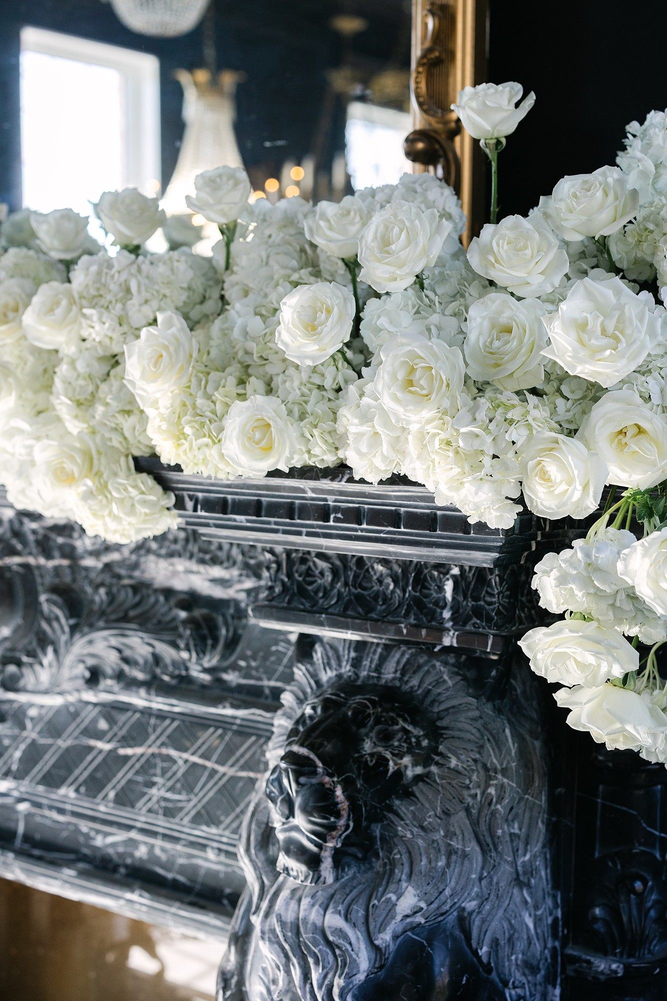 Compositions florales blanches sur une console ancienne du manoir
