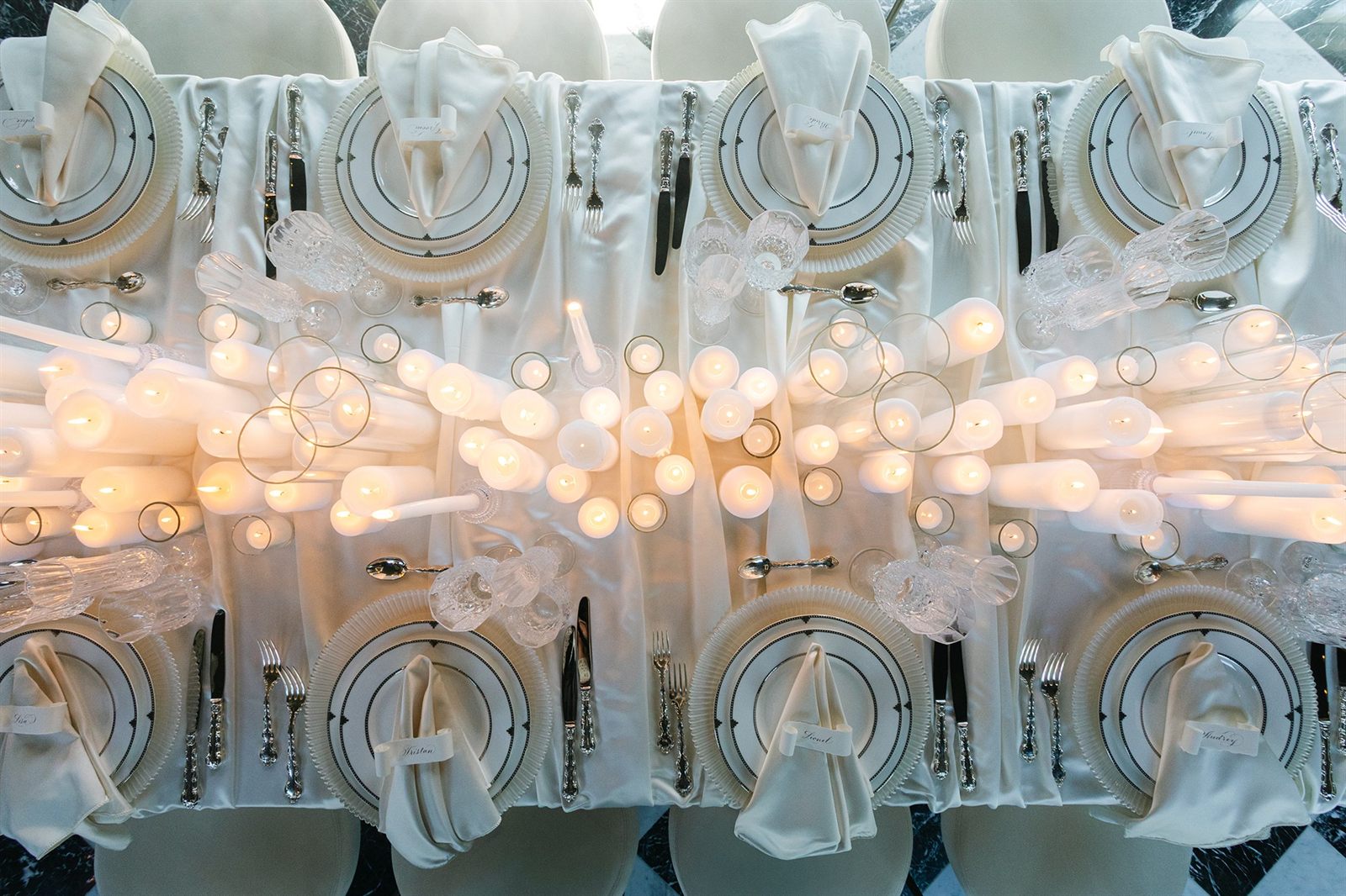 Longue table de mariage dressée en blanc au Manoir Blackswan