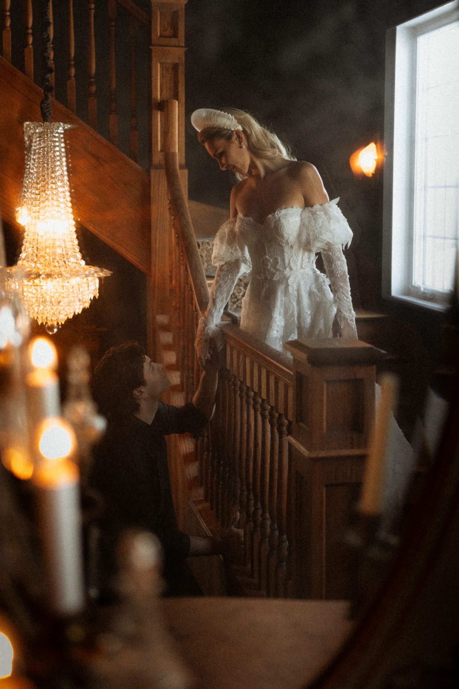 Mariée descendant l'escalier du manoir le jour de son mariage