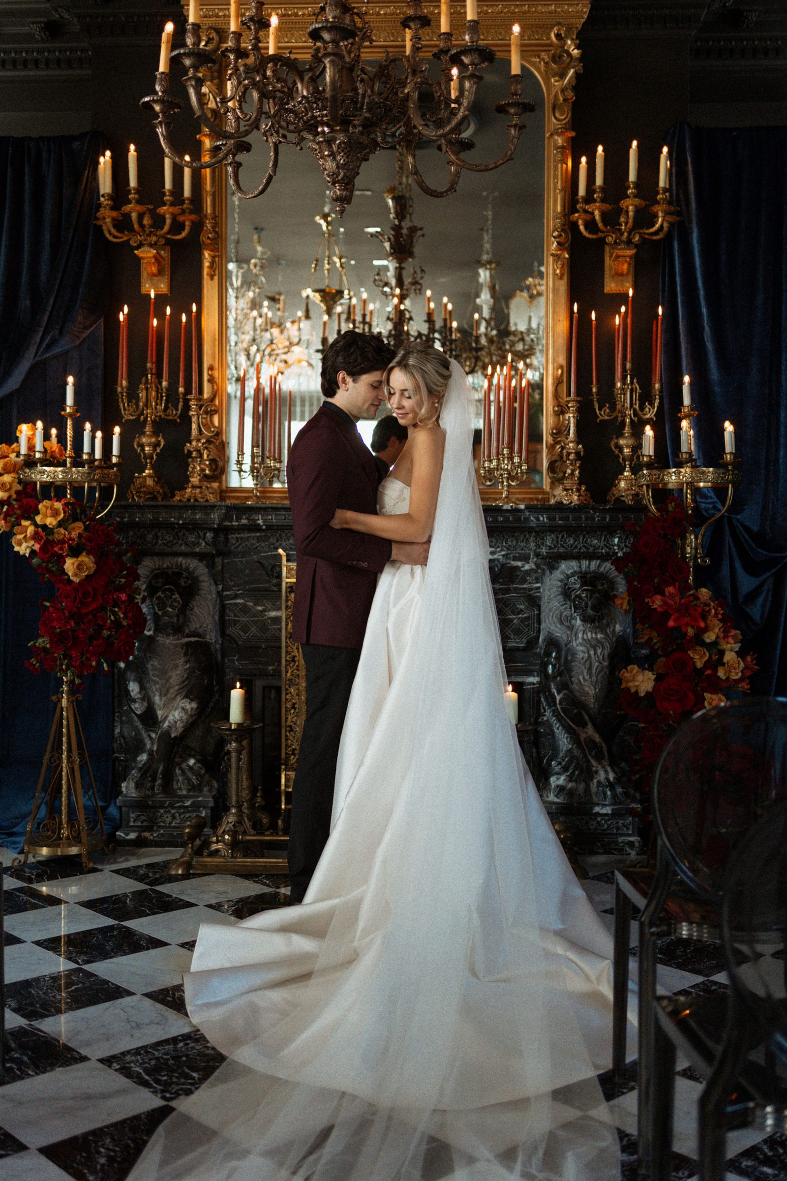 Mariée dans le grand salon du Manoir Blackswan, plancher damier et candélabres
