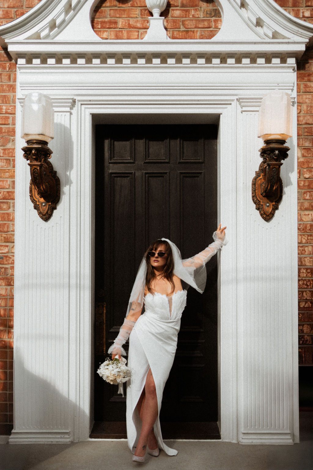 Mariée dans l'embrasure d'une porte du Manoir Blackswan