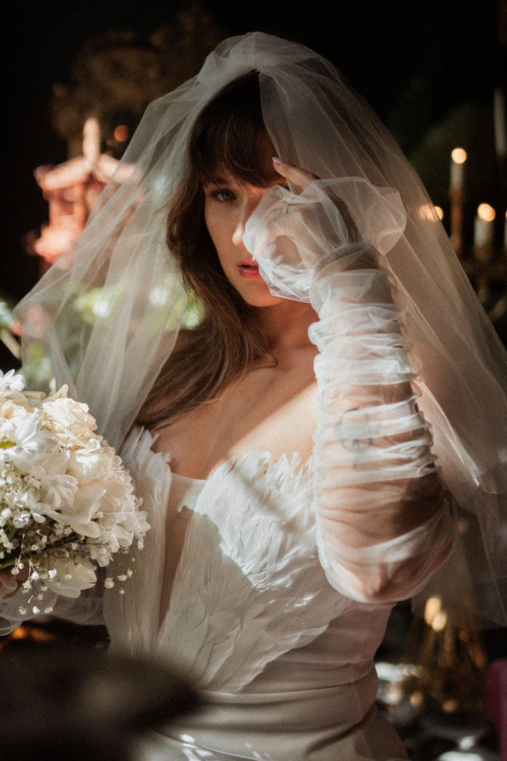 Portrait de mariée au voile, à la lueur des chandelles