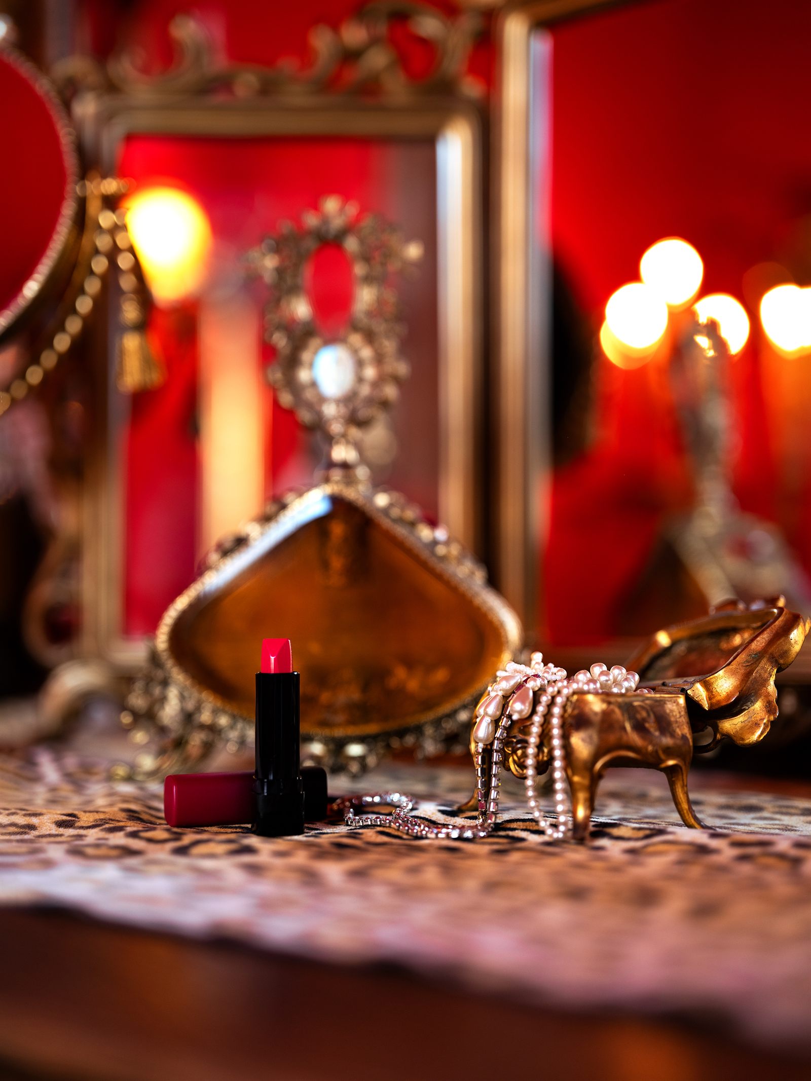 Préparatifs de la mariée, bijoux et parfum sur la coiffeuse du manoir