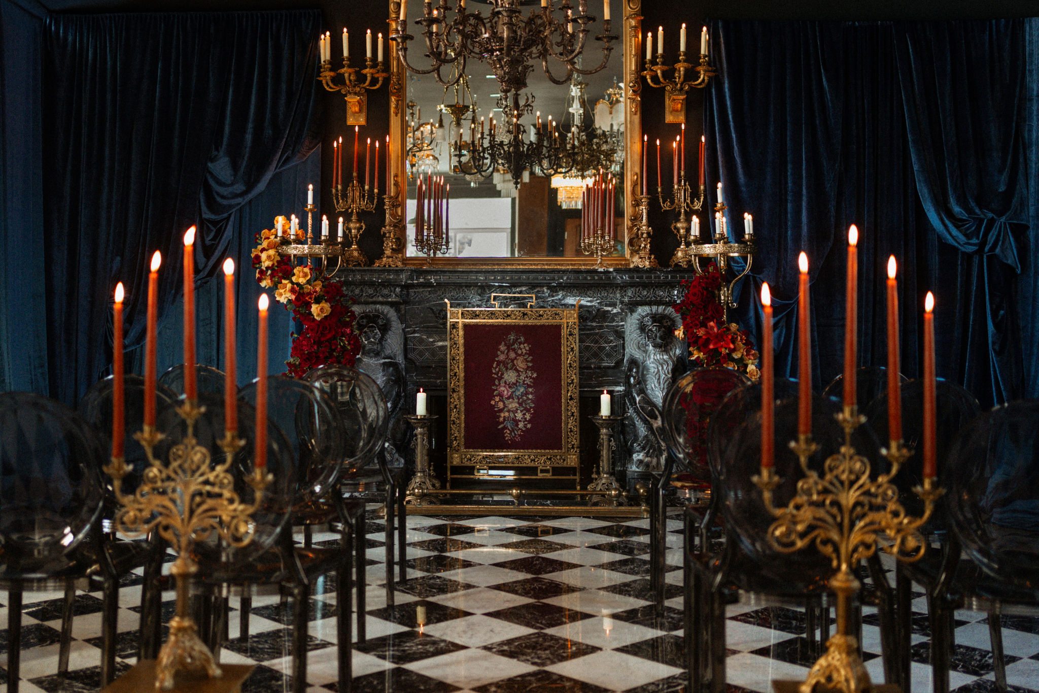 Salle de réception du Manoir Blackswan dressée pour un mariage, à la lueur des chandelles