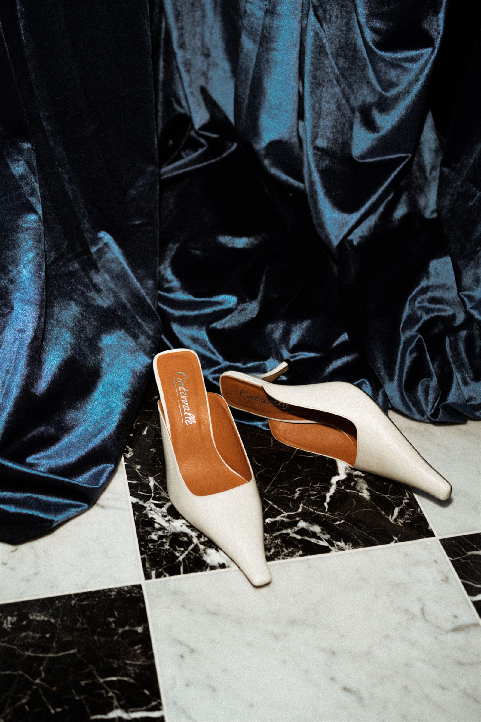 Souliers de la mariée sur le plancher damier du grand salon