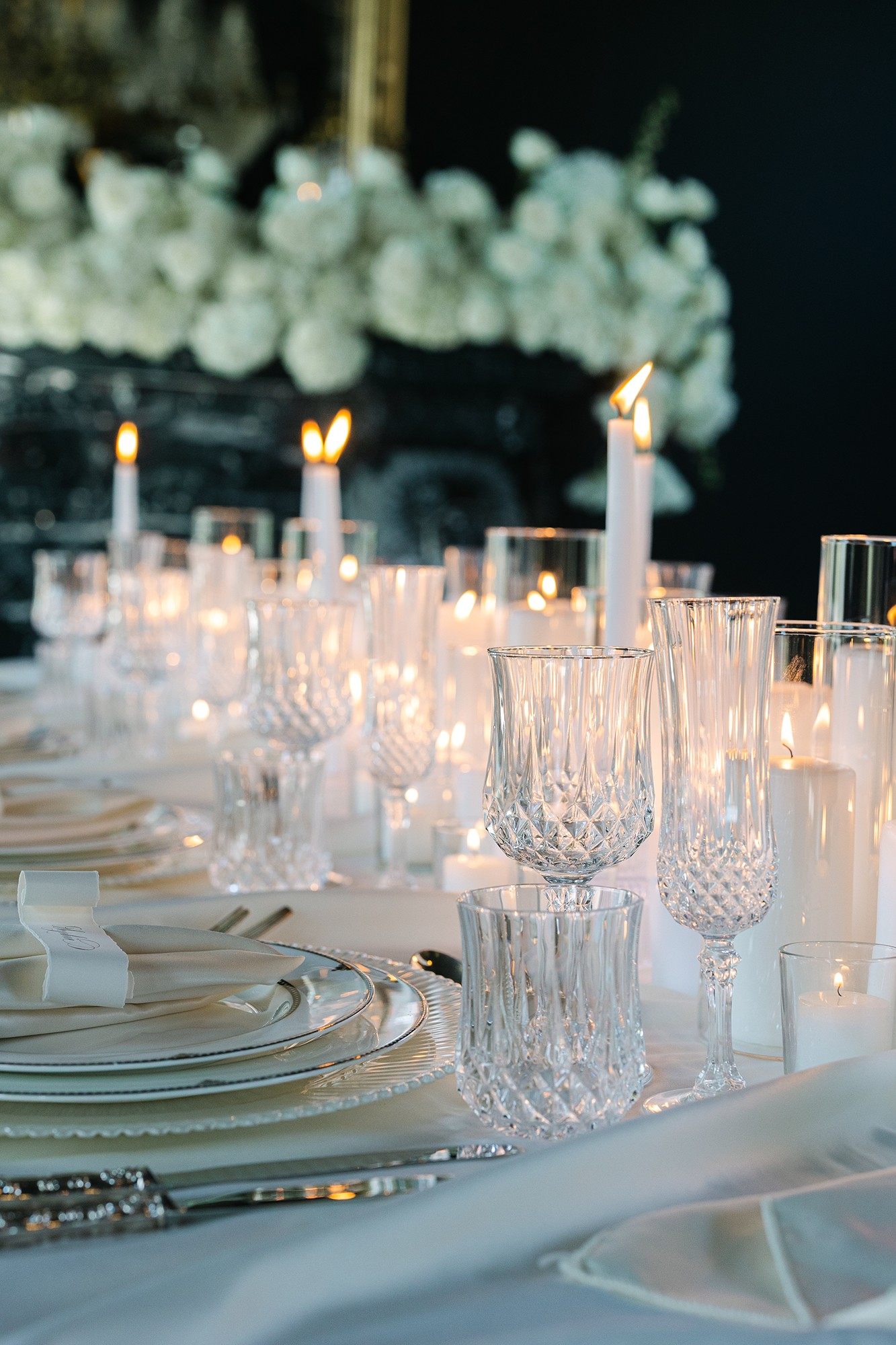 Table blanche et chandelles pour une réception de mariage au domaine