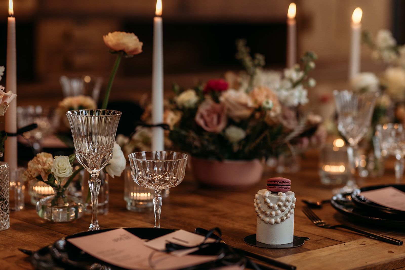 Détail d'une table de mariage, chandelles et fleurs, au Manoir Blackswan
