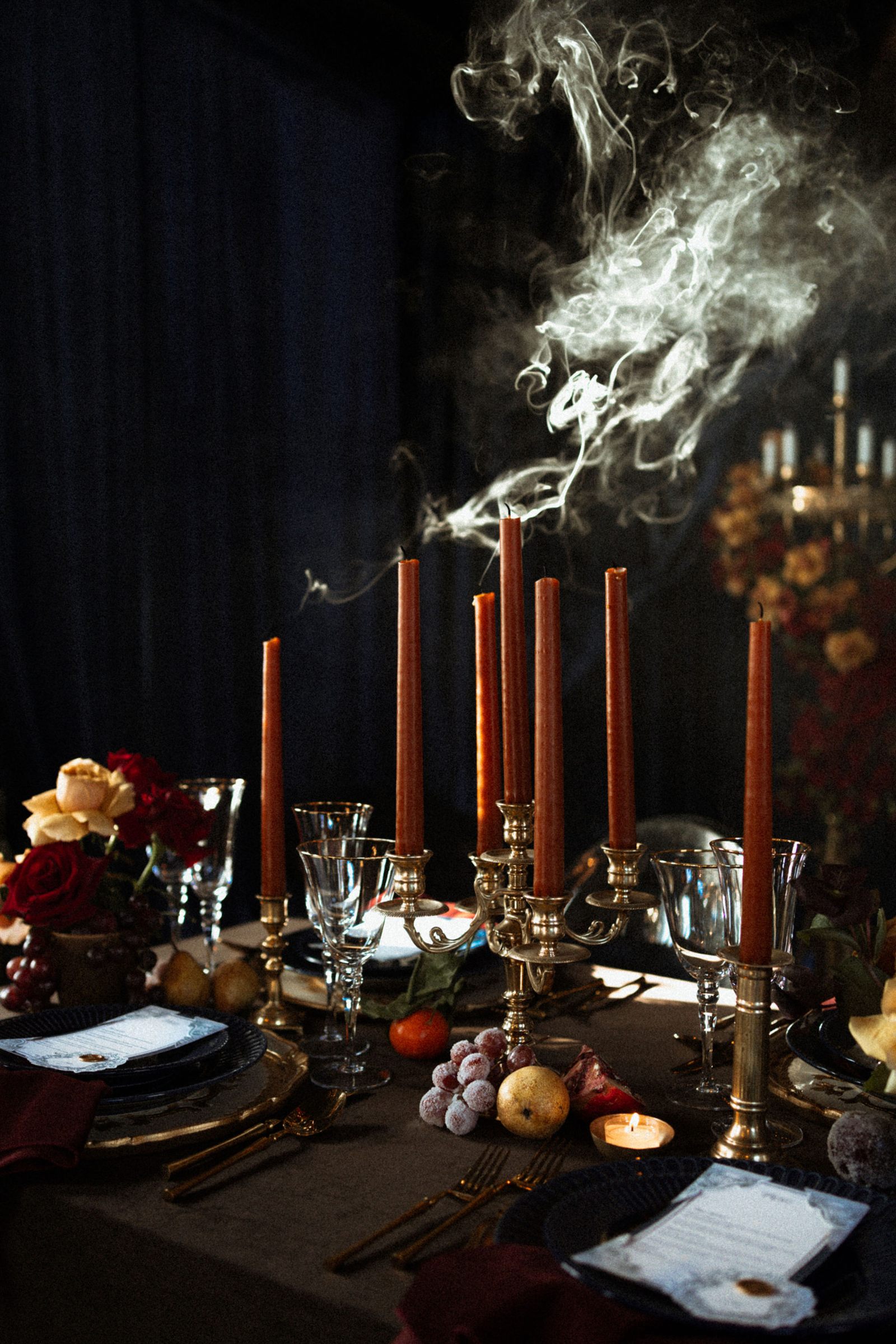 Table de mariage aux chandelles et fleurs sombres au Manoir Blackswan
